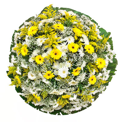 Coroa de flores amarelas e brancas para homenagem