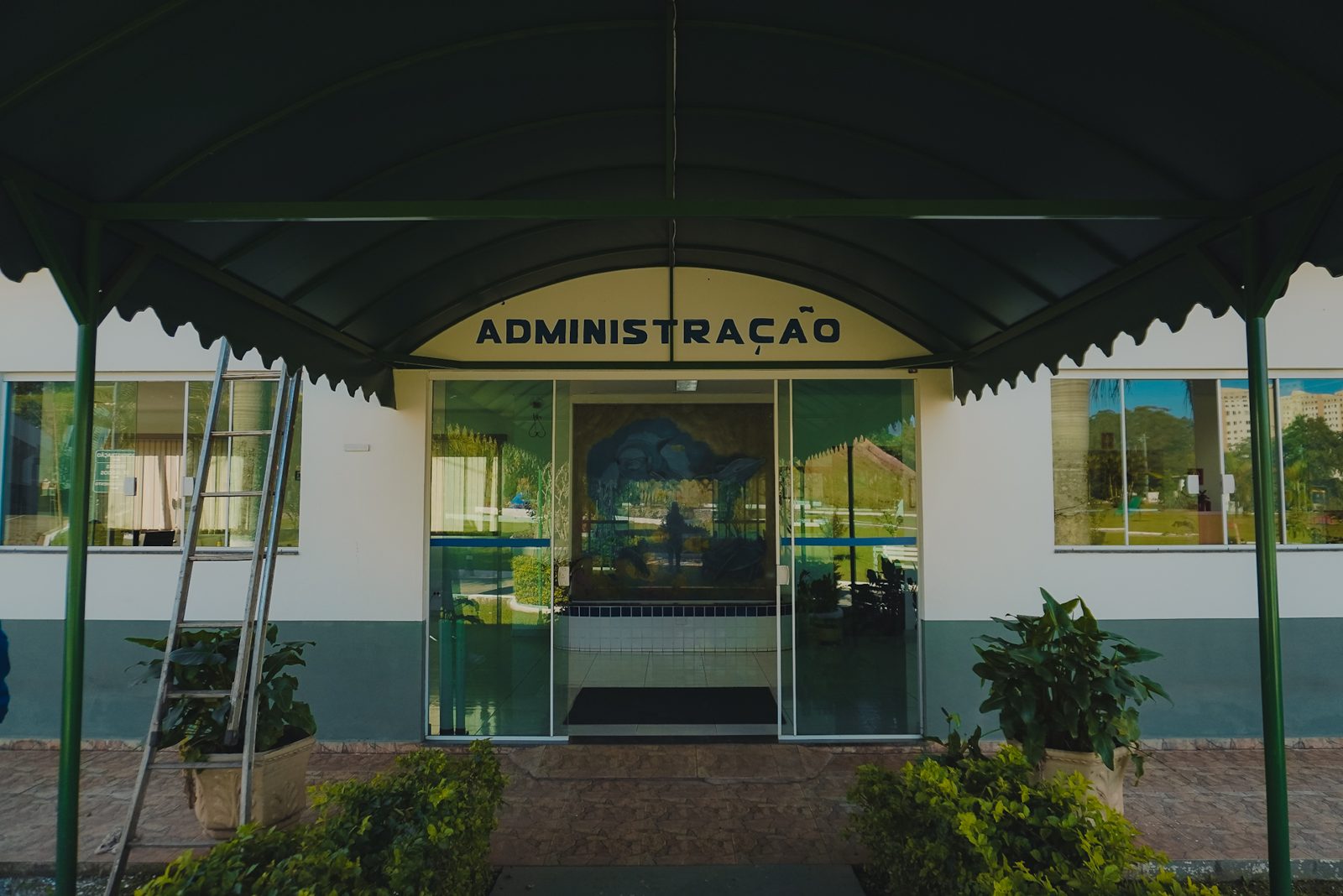 Entrada coberta da administração do cemitério