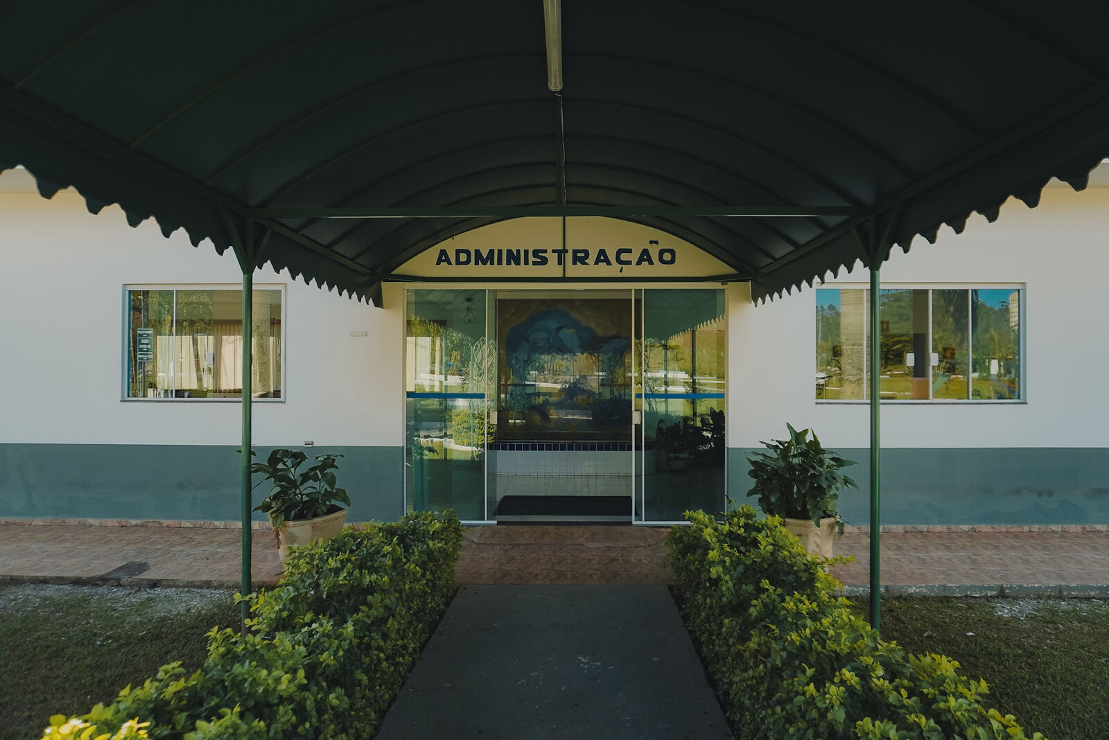 Fachada da administração do cemitério