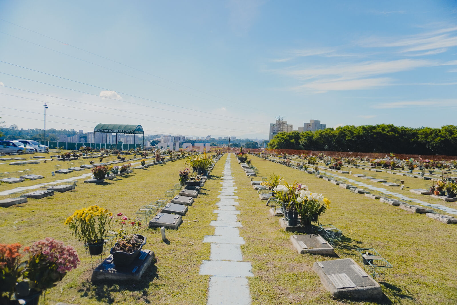 Alamedas gramadas com jazigos no Cemitério Jardim do Pêssego