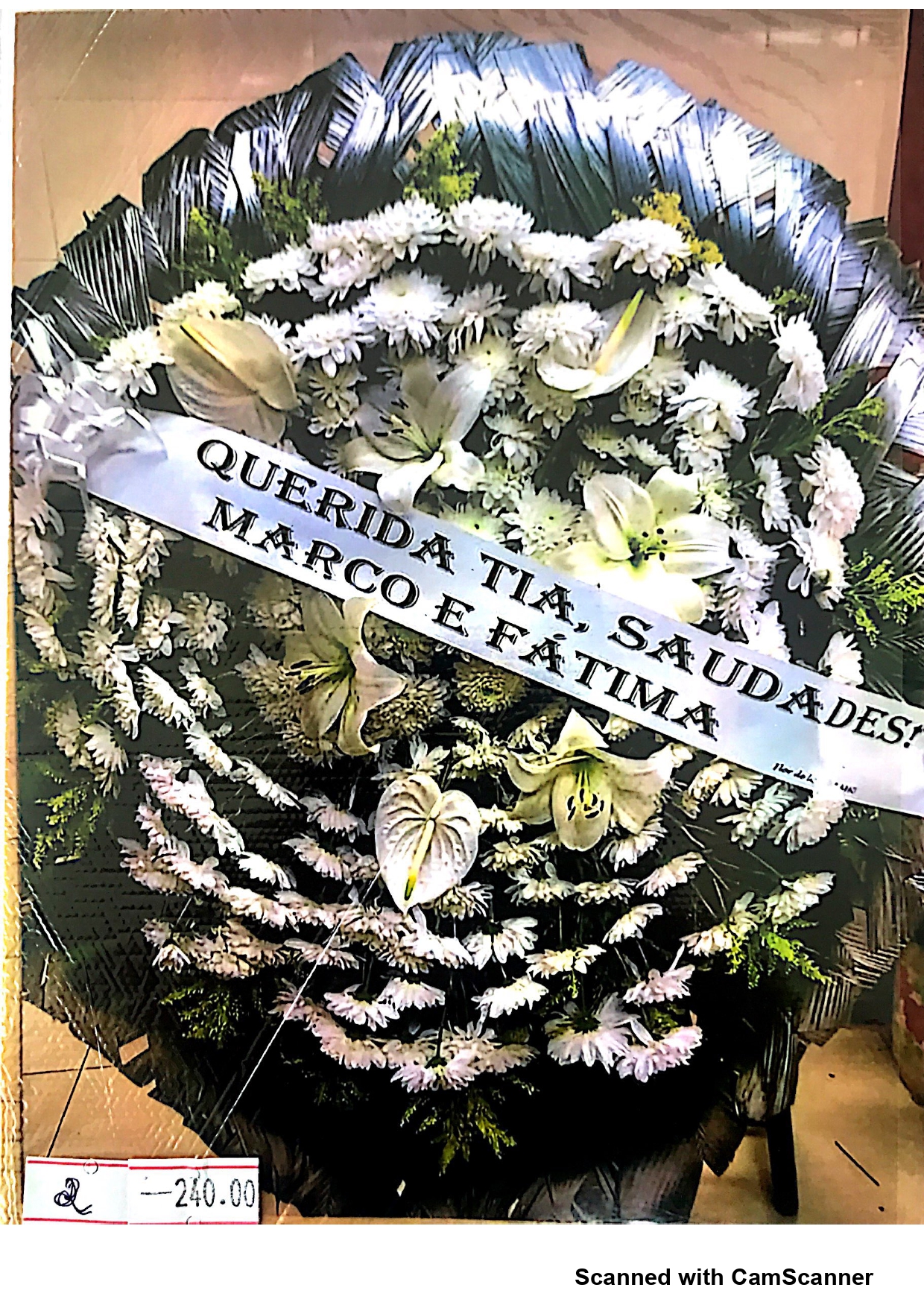 Coroa de flores brancas para homenagem