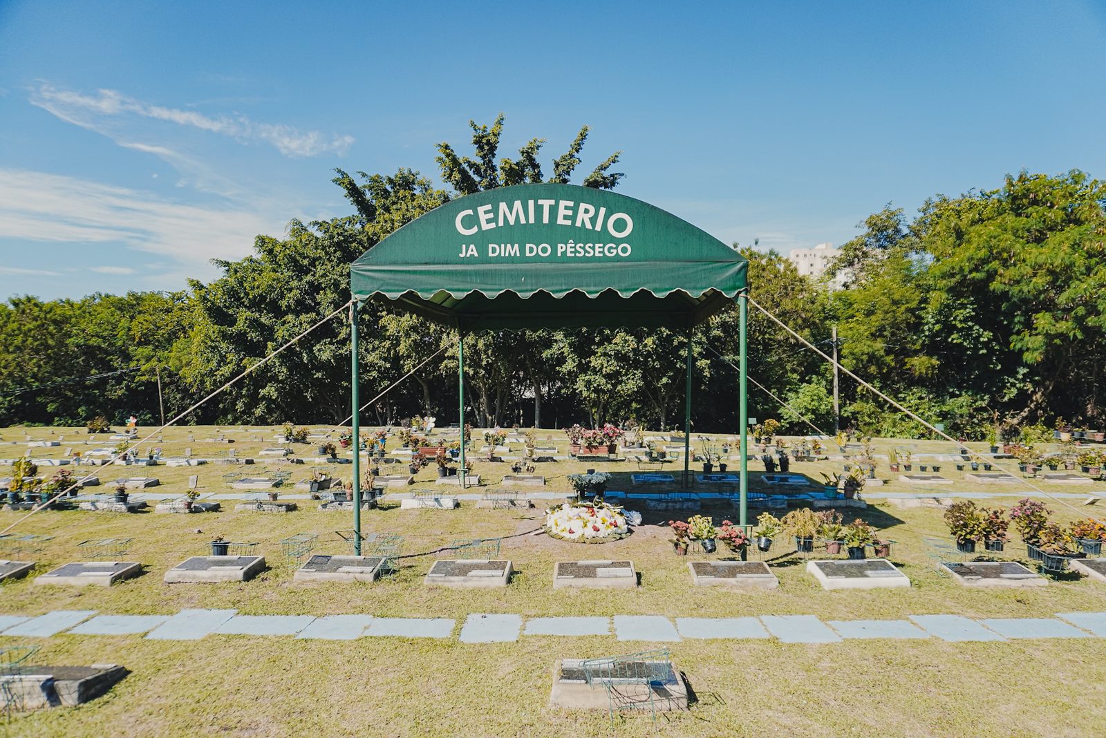 Tenda do Jardim do Pêssego montada para uma cerimônia de sepultamento